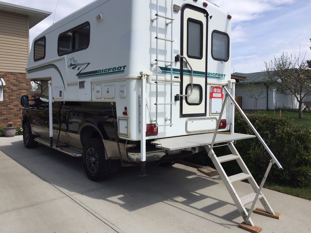 1999 Bigfoot Truck Camper 2500 Series - Edmonton