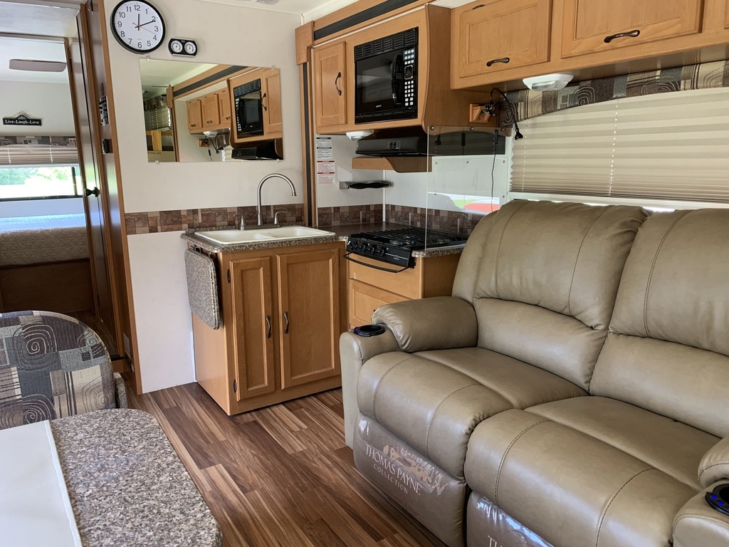 2013 Coachmen Freelander White - Iroquois